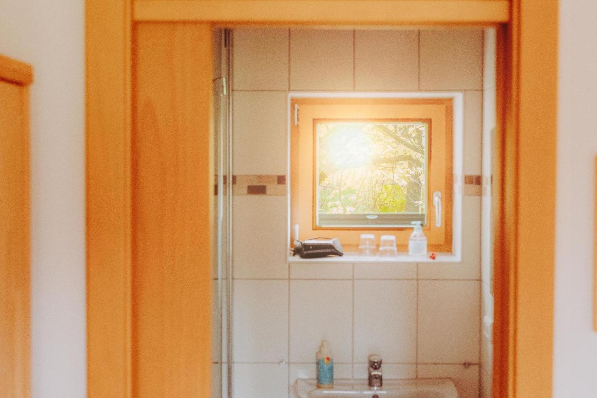 ホテル Lindenhaus ツヴィーゼル エクステリア 写真