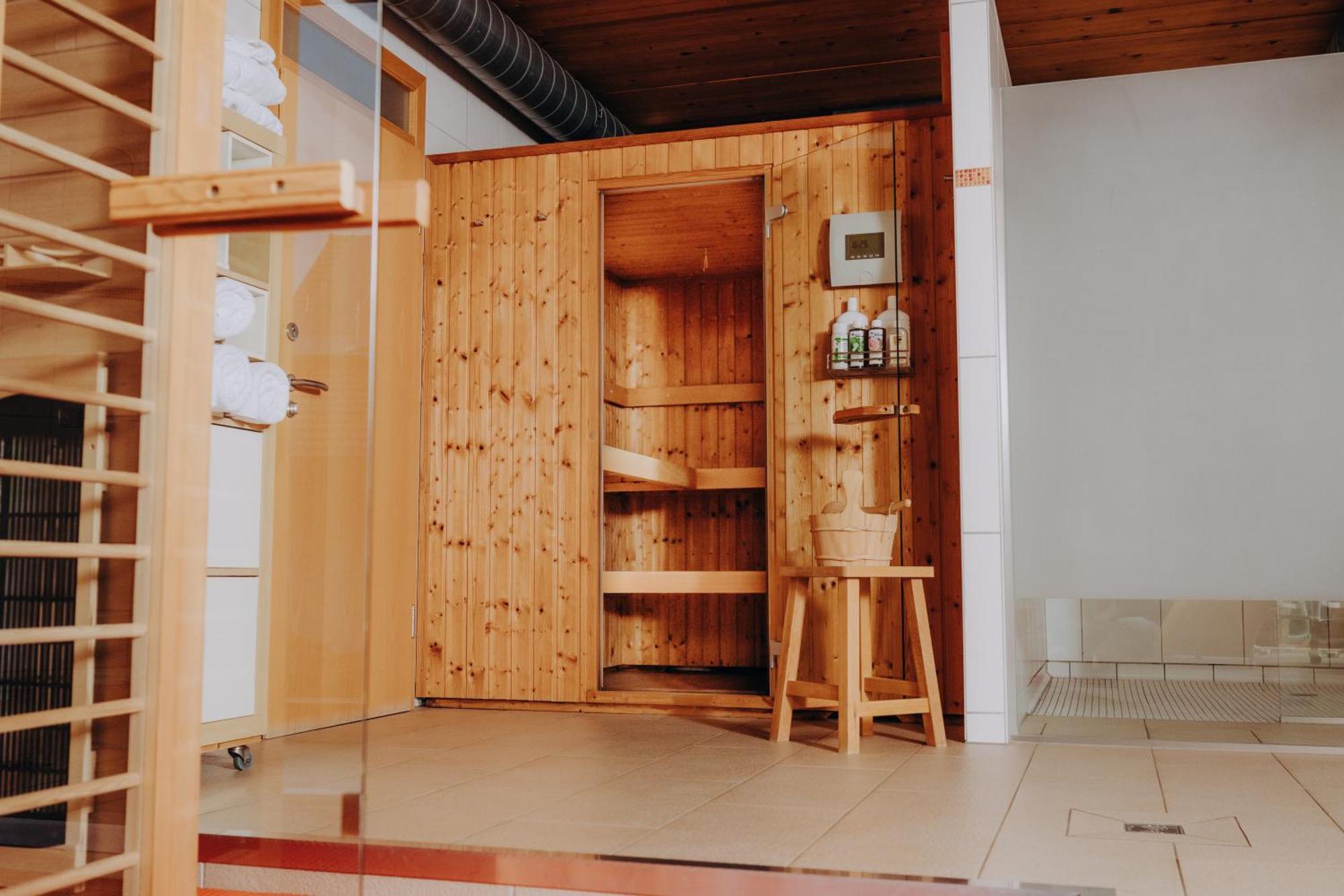 ホテル Lindenhaus ツヴィーゼル エクステリア 写真